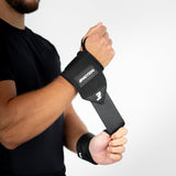 Athlet legt Bmotion Handgelenksbandagen an – stabile Wrist Wraps für mehr Halt und Schutz beim Krafttraining.