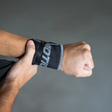Bmotion Handgelenkbandage am Handgelenk angelegt - Wrist Wrap Support beim Training für stabilen Halt