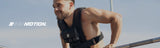 bmotion Be In Motion - Mann mit Gewichtsweste beim Pull-ups Calisthenics Training mit bmotion Claim