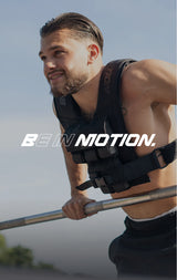 bmotion Be In Motion - Mann mit Gewichtsweste beim Pull-ups Calisthenics Training