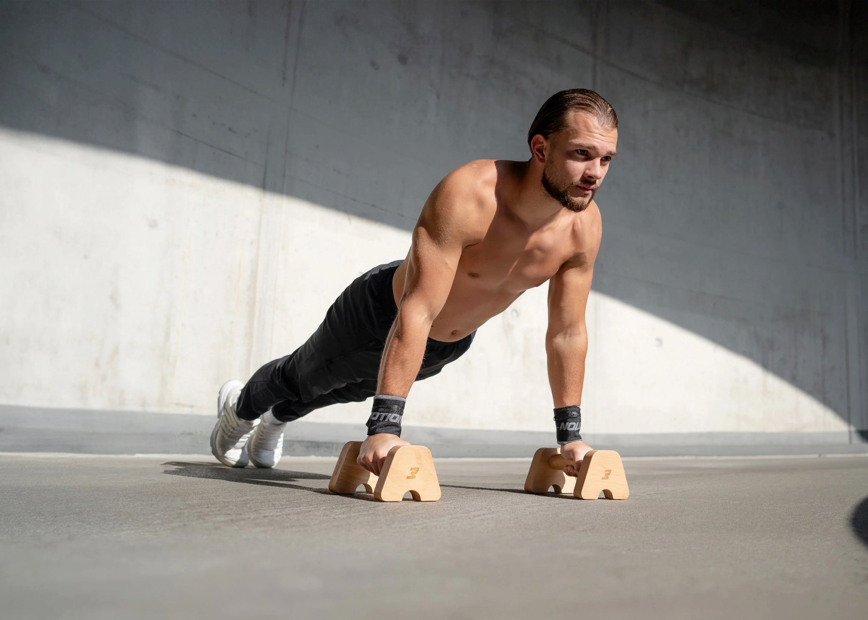 Calisthenics Bodyweight Push-ups auf Parallettes mit Wrist Wraps - bmotion Training