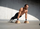 Calisthenics Bodyweight Push-ups auf Parallettes mit Wrist Wraps - bmotion Training