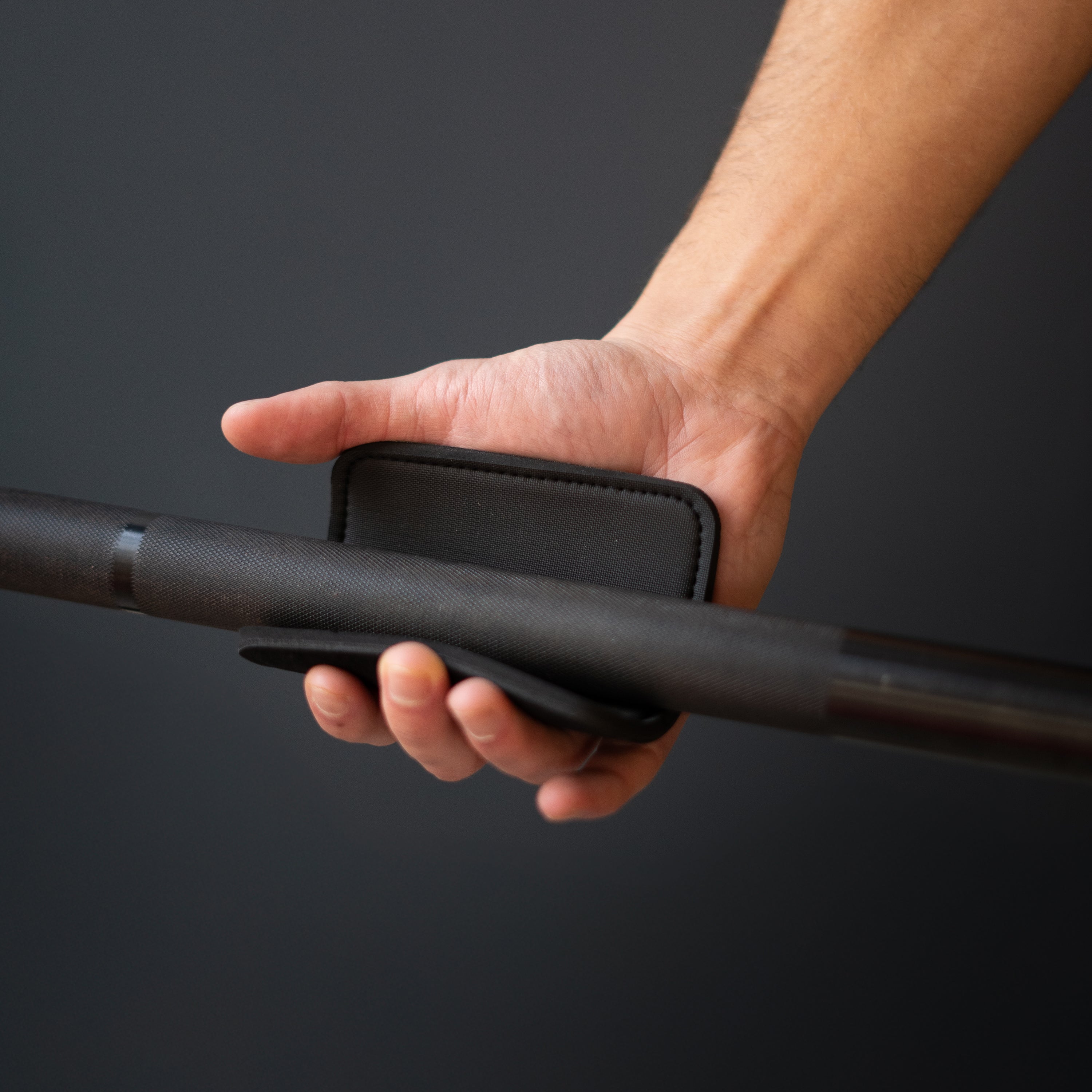 bmotion Hand Grip Pads auf Parallette - Detail Griffposition beim Calisthenics Push-ups Training