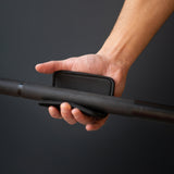 bmotion Hand Grip Pads auf Parallette - Detail Griffposition beim Calisthenics Push-ups Training