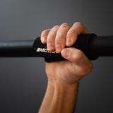bmotion Hand Grip Pads in Handhaltung - Anwendung beim Calisthenics Bodyweight Training