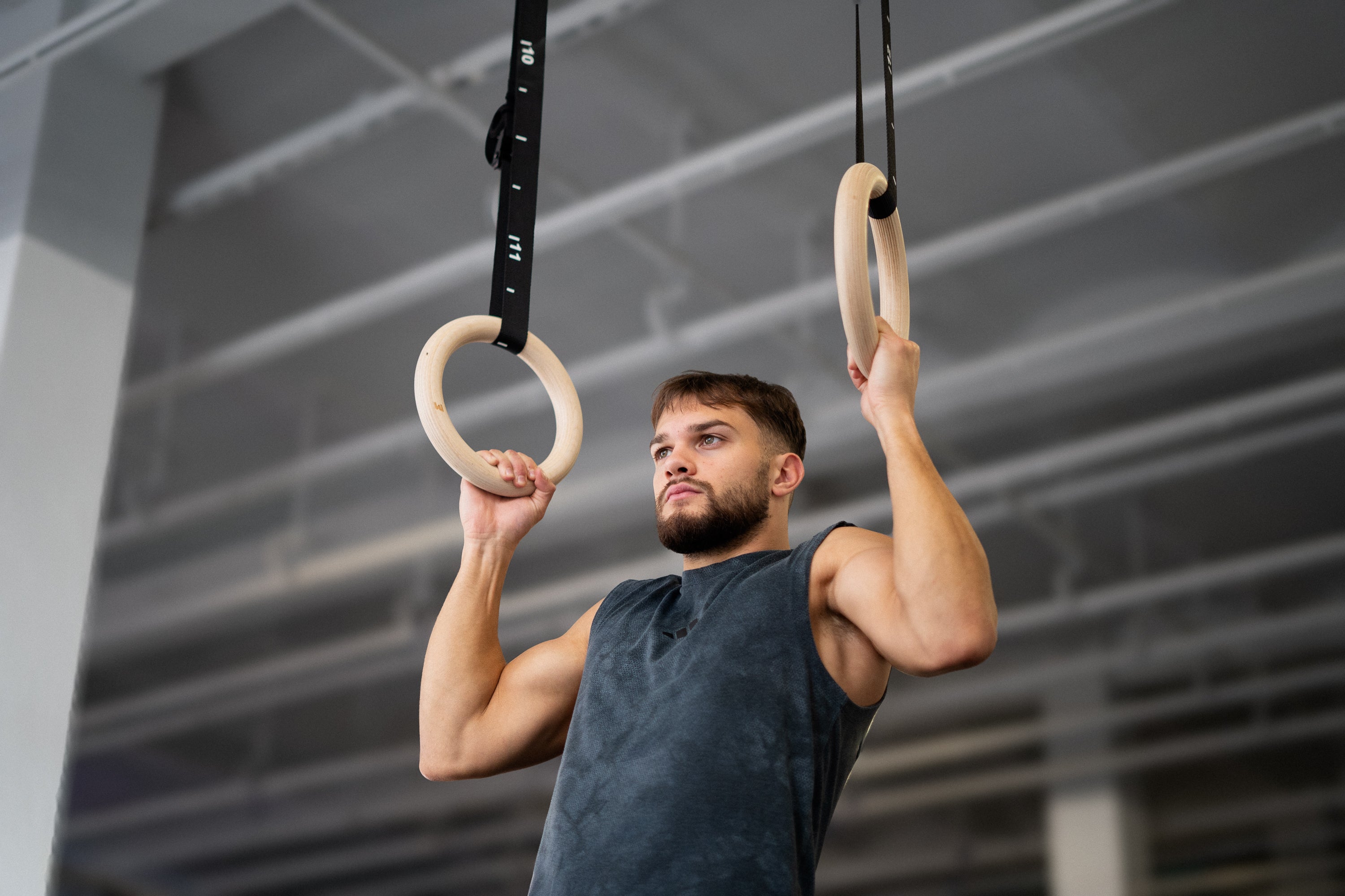 Athlet trainiert fortgeschrittene Calisthenics-Bewegungen an bmotion Turnringen (Gymnastics Rings)