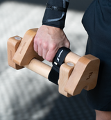 bmotion Turnringe mit Wrist Wraps in Trainingsposition - Calisthenics Gymnastics Rings Bodyweight Training