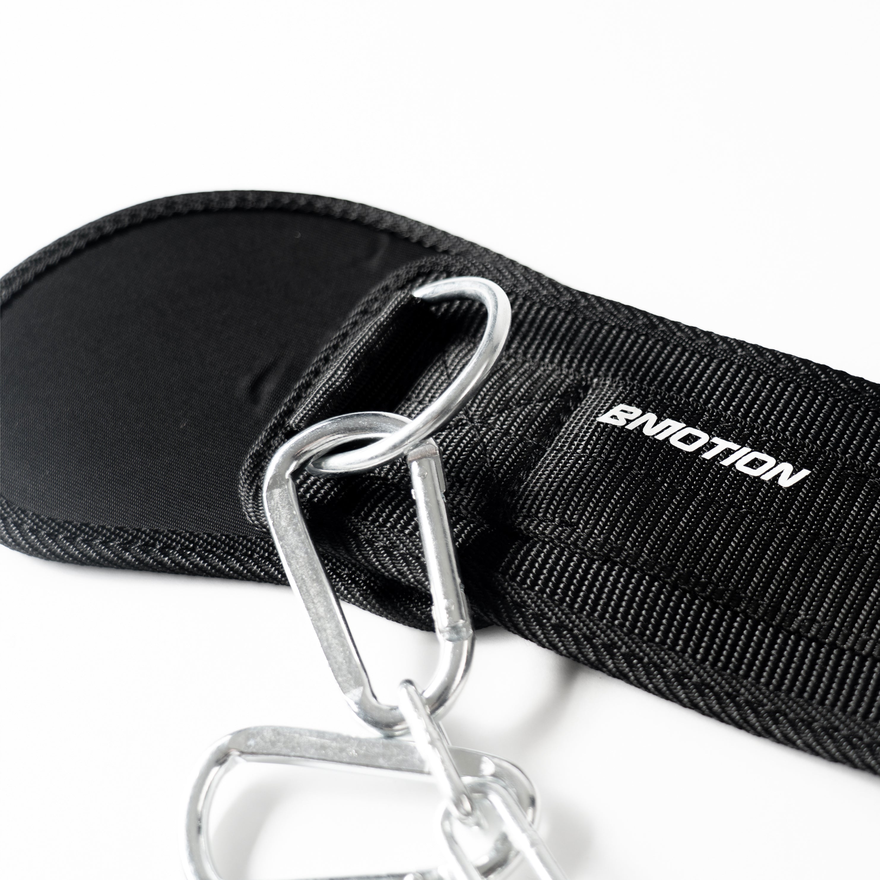 Nahaufnahme des gepolsterten Bmotion Dip Belt mit Karabiner und Stahlkette