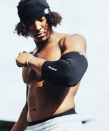 Athlet im Freien mit Bmotion Elbow Sleeve am Ellenbogen