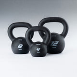 Drei Bmotion Kettlebells in 4, 8 und 12 kg aus schwarzem Gusseisen nebeneinander
