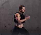 Sportler beim Sprinttraining mit Gewichtsweste von Bmotion – funktionelles Bodyweight-Workout, Seitenansicht vor Betonwand.