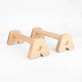 Freigestelltes Schrägansichts-Produktfoto der Bmotion Parallettes Small aus Holz – hochwertiges Bodyweight-Tool für Calisthenics und funktionelles Krafttraining.