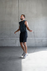 Athlet springt mit dem Bmotion Speedrope in minimalistischem Indoor-Setup – effektives Ausdauer- und Koordinationstraining mit hochwertigem Springseil.