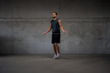 Athlet beim Seilspringen mit dem Bmotion Speedrope vor Betonwand – Ganzkörpertraining für Ausdauer, Koordination und Rhythmus im Indoorbereich.