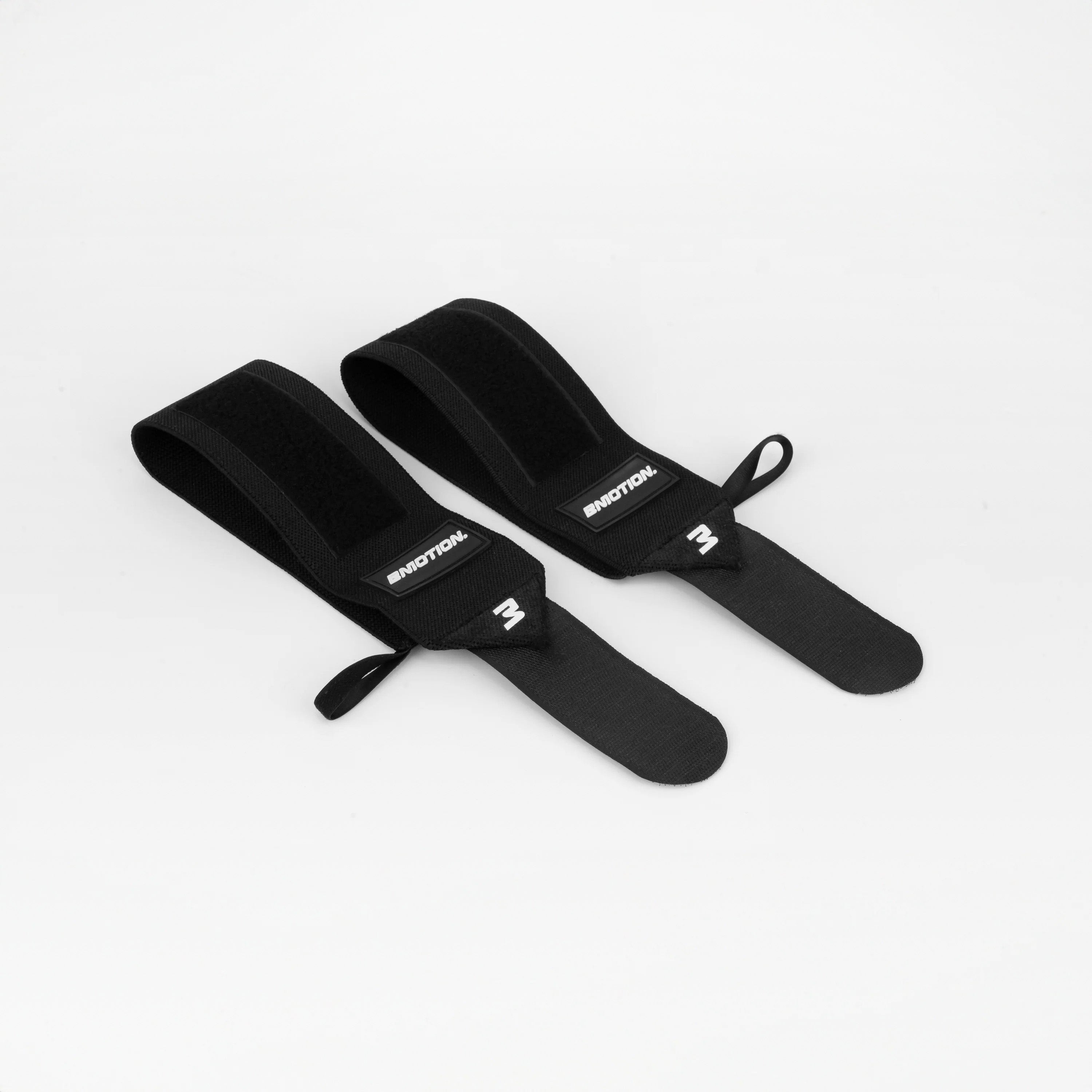 Bmotion Wrist Wraps als Set auf weißem Hintergrund – elastische Handgelenkbandagen für mehr Support beim Training.