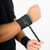 Bmotion Wrist Wrap wird eng ums Handgelenk gewickelt – optimale Bandage für Stabilität beim Training.